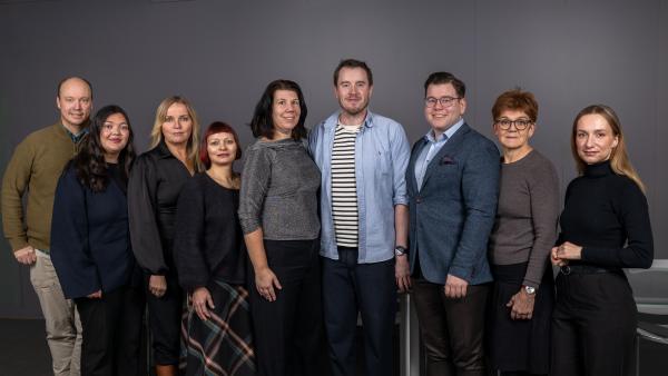 Fra venstre Aslak Ballari, Natalie Andersen, Ann-Iren Martinussen, Margrethe Alnes, Marit Egholm Jacobsen, Kenneth Stålsett, Ronni Fawaz-Pinstrup, Kim Stenersen og Elizaveta Vassilieva.