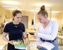 Andrea og Veronica forbereder seg til Arctic Skills.